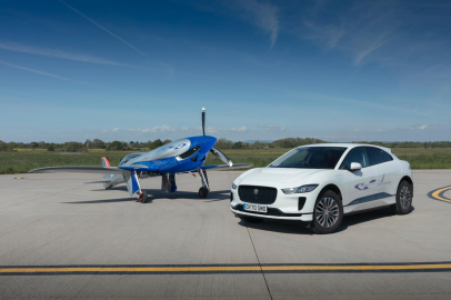 Rolls-Royce, Tamamen Elektrikli Uçuş Hız Rekoru Girişimi İçin Jaguar Land Rover’dan Tamamen Elektrikli Yer Desteği Alıyor