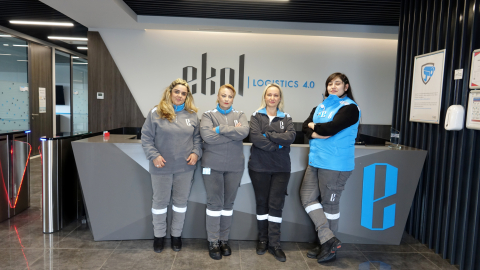 EKOL KADIN TIR ŞOFÖRLERİNİ BEKLİYOR