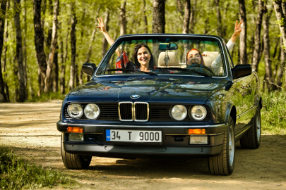 30 Yıl Sonra İlk Günkü Heyecan: Şevval Sam, Aile Yadigarı BMW’sine Yeniden Kavuştu